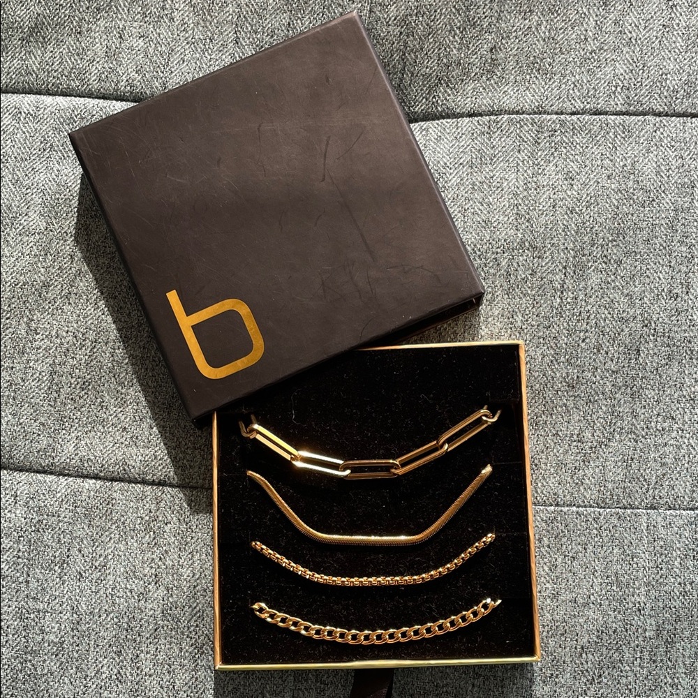 Elegant Gold Necklace Set by Bstrd